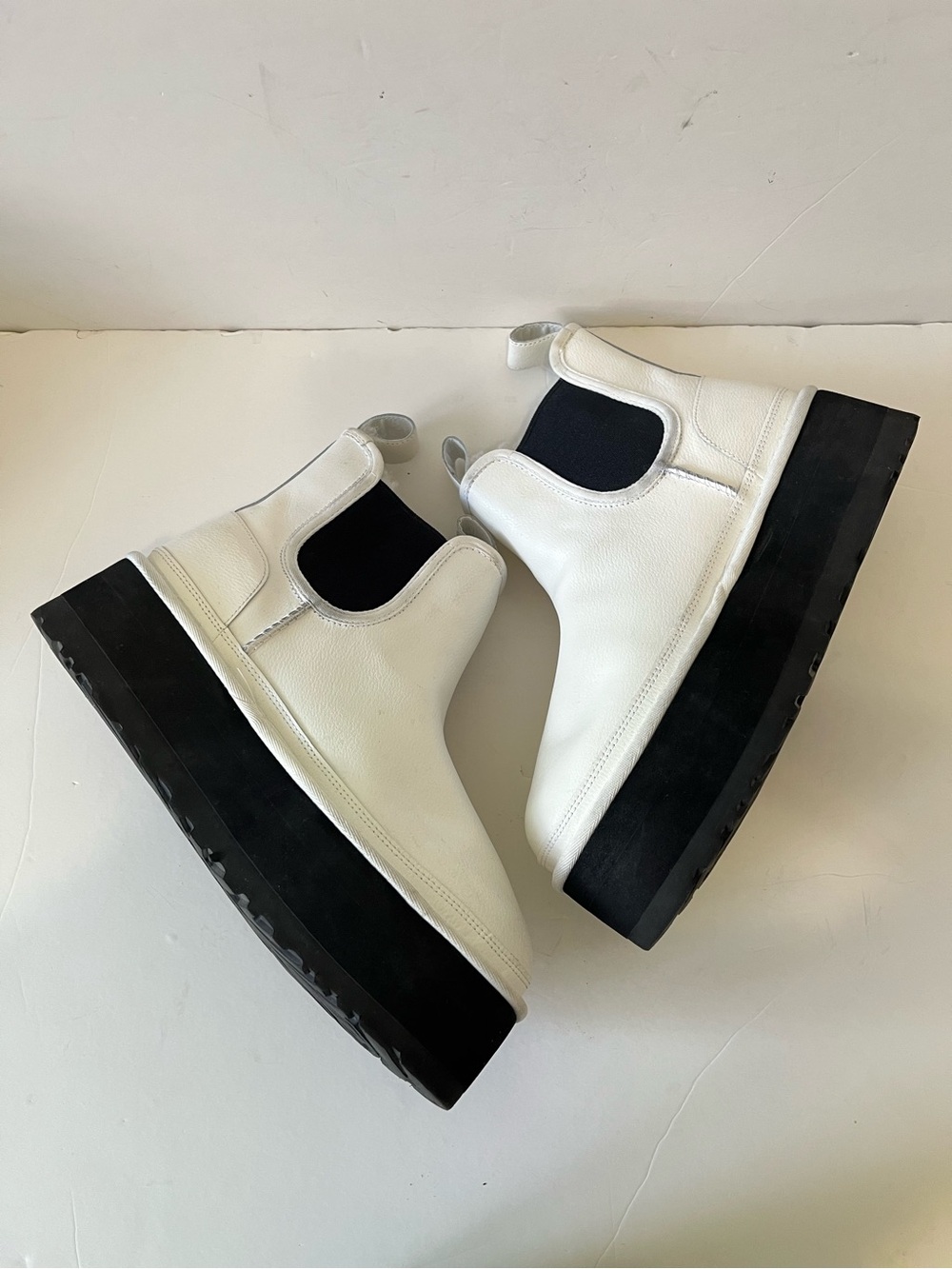 UGG Neumel Women’s White pebbled Platform Chelsea Boots Size 9 - Picture 6 of 13